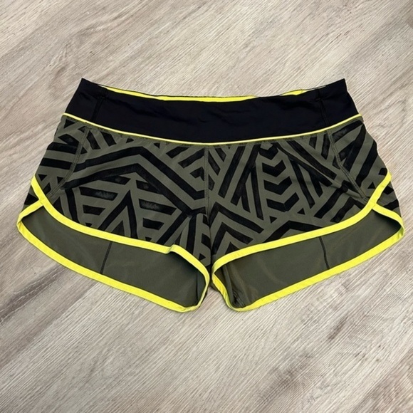 LULULEMON Run Times shorts. 4 way stretch. Chevron Shuffle Fatigue green black - Picture 2 of 11
